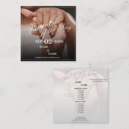 Handen van een gekleurd bruiloft paar met ring informatiekaartje (Voorkant / Achterkant)