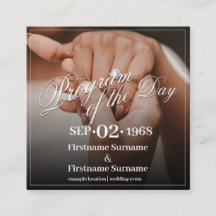 Handen van een gekleurd bruiloft paar met ring informatiekaartje