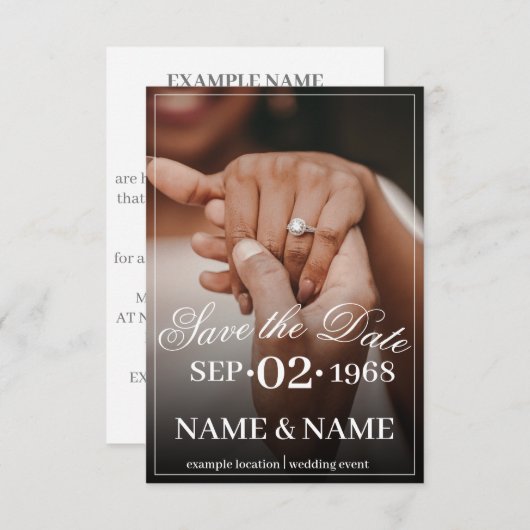 Handen van een gekleurd bruiloft paar met ring informatiekaartje (Voorkant / Achterkant)