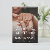 Handen van een gekleurd bruiloft paar met ring informatiekaartje (Staand voorkant)