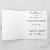 Handen van een gekleurd bruiloft paar met ring kaart (Binnen)