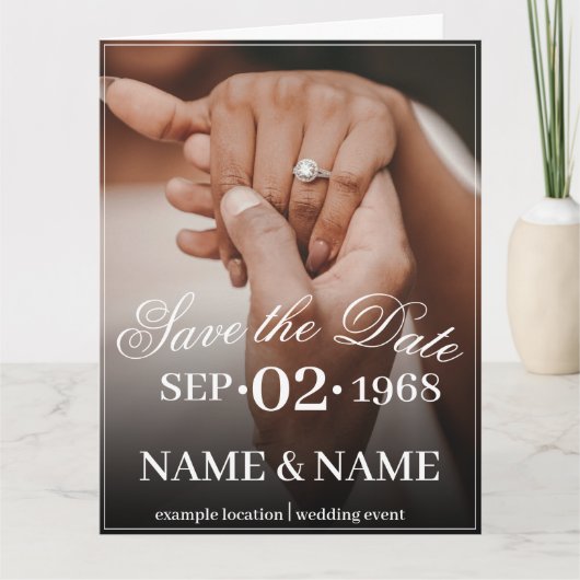 Handen van een gekleurd bruiloft paar met ring kaart (Voorkant)