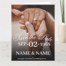 Handen van een gekleurd bruiloft paar met ring kaart