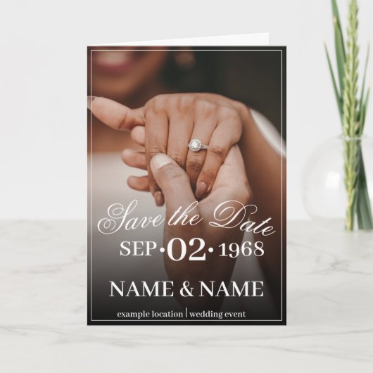 Handen van een gekleurd bruiloft paar met ring kaart (Voorkant)