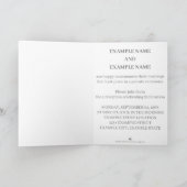 Handen van een gekleurd bruiloft paar met ring kaart (Binnen)