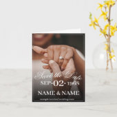 Handen van een gekleurd bruiloft paar met ring kaart (Gele Bloem)