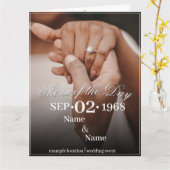 Handen van een gekleurd bruiloft paar met ring kaart (Gele Bloem)