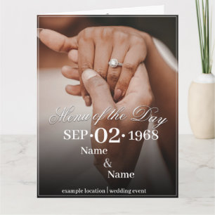 Handen van een gekleurd bruiloft paar met ring kaart