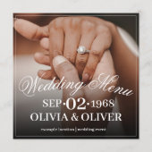 Handen van een gekleurd bruiloft paar met ring menu (Voorkant)