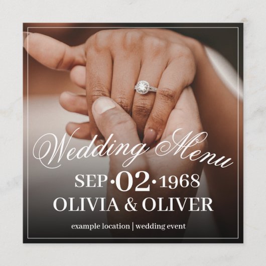 Handen van een gekleurd bruiloft paar met ring menu (Voorkant)