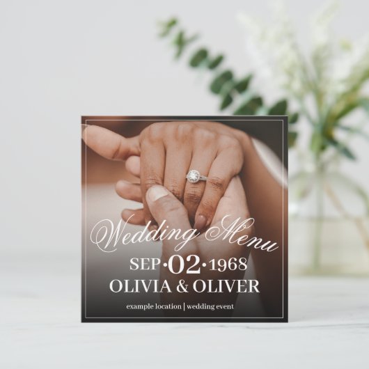 Handen van een gekleurd bruiloft paar met ring menu (Staand voorkant)