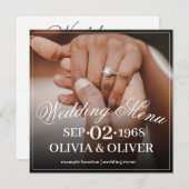 Handen van een gekleurd bruiloft paar met ring menu (Voorkant / Achterkant)