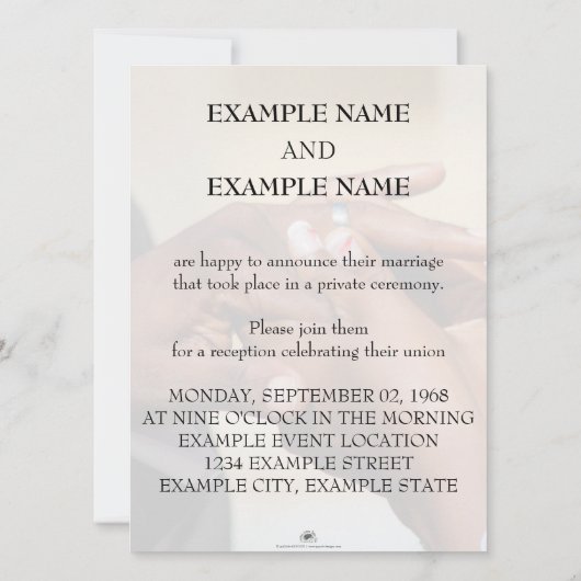 Handen van een gekleurde bruiloft op de ring (Achterkant)