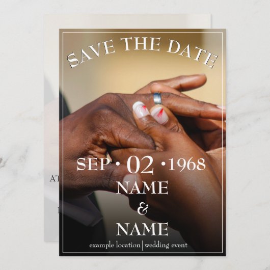 Handen van een gekleurde bruiloft op de ring (Voorkant / Achterkant)