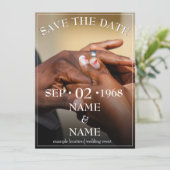 Handen van een gekleurde bruiloft op de ring (Staand voorkant)