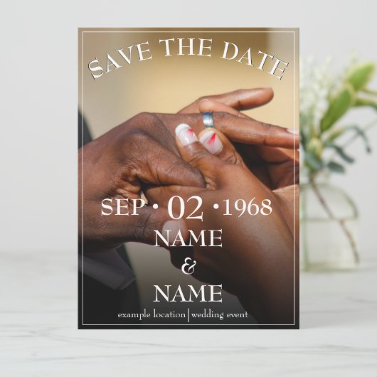 Handen van een gekleurde bruiloft op de ring (Staand voorkant)