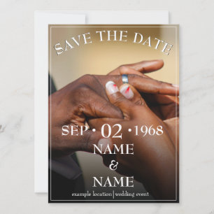 Handen van een gekleurde bruiloft op de ring