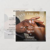 Handen van een gekleurde bruiloft op de ring (Voorkant / Achterkant)