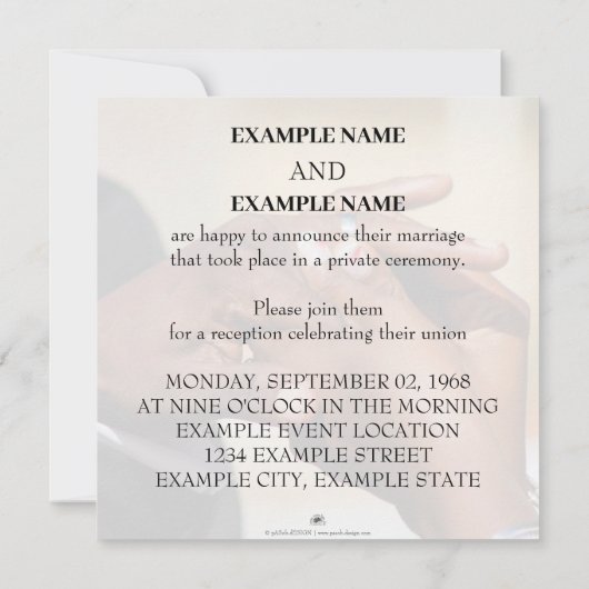 Handen van een gekleurde bruiloft op de ring (Achterkant)