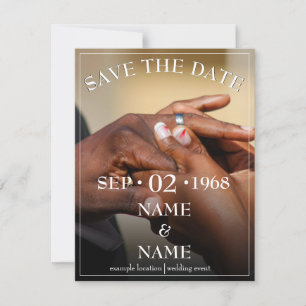 Handen van een gekleurde bruiloft op de ring