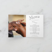 Handen van een gekleurde bruiloft op de ring aankondiging (Binnen)