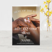 Handen van een gekleurde bruiloft op de ring kaart (Gele Bloem)