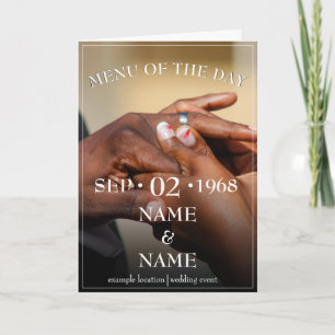 Handen van een gekleurde bruiloft op de ring kaart