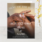 Handen van een gekleurde bruiloft op de ring kaart (Gele Bloem)