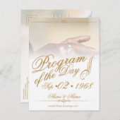 Handen van een gekleurde bruiloft op ringgoud aankondigingskaart (Voorkant / Achterkant)