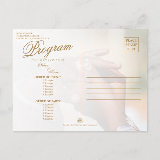 Handen van een gekleurde bruiloft op ringgoud aankondigingskaart (Achterkant)