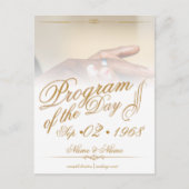 Handen van een gekleurde bruiloft op ringgoud aankondigingskaart (Voorkant)