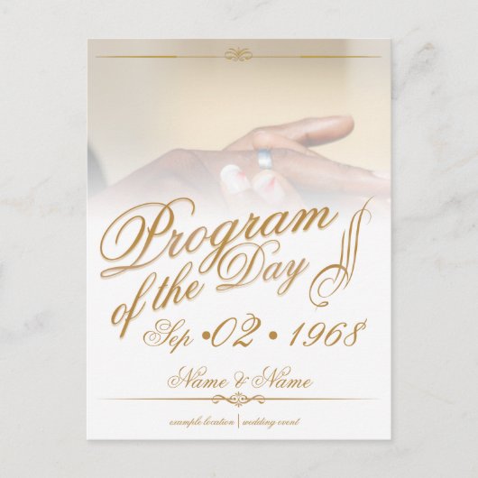 Handen van een gekleurde bruiloft op ringgoud aankondigingskaart (Voorkant)