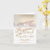 Handen van een gekleurde bruiloft op ringgoud kaart (Gele Bloem)