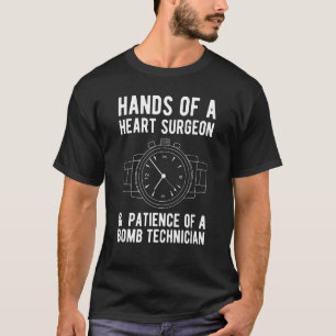 Handen van een hartchirurg Horoloog 1 T-shirt