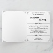 Handen van een homepage met een ring bedankkaart (Binnen)