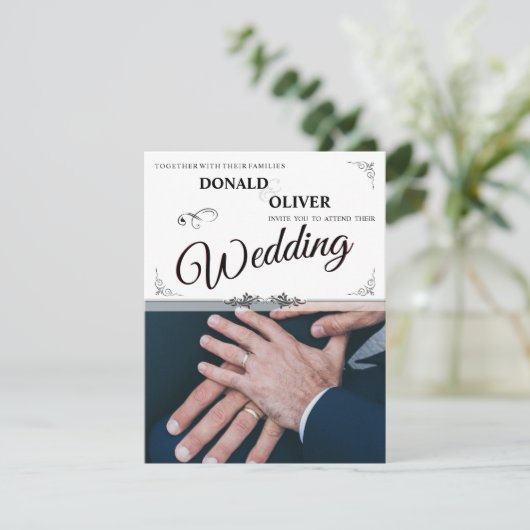 Handen van een homoseksueel bruidspaar met ringen (Staand voorkant)