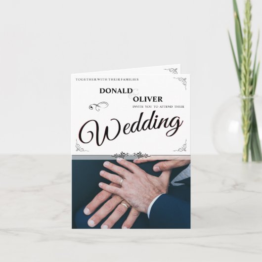 Handen van een homoseksueel bruidspaar met ringen aankondiging (Voorkant)