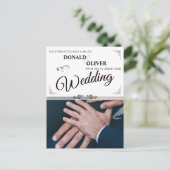 Handen van een homoseksueel bruidspaar met ringen aankondigingskaart (Staand voorkant)