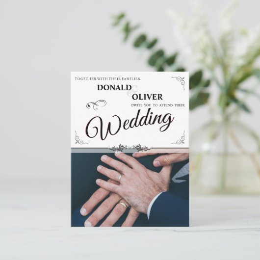 Handen van een homoseksueel bruidspaar met ringen aankondigingskaart (Staand voorkant)