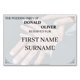 Handen van een homoseksueel bruidspaar met ringen kaart