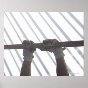 Handen van een mannelijke gymnast die een horizont poster