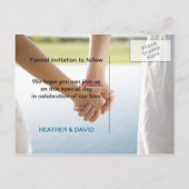 Handen vasthouden L De datum opslaan Foto Briefkaa Aankondigingskaart (Achterkant)