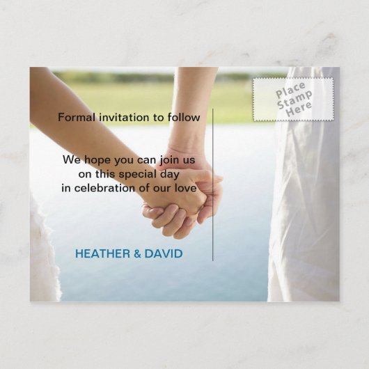 Handen vasthouden L De datum opslaan Foto Briefkaa Aankondigingskaart (Achterkant)