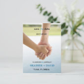 Handen vasthouden L De datum opslaan Foto Briefkaa Aankondigingskaart (Staand voorkant)
