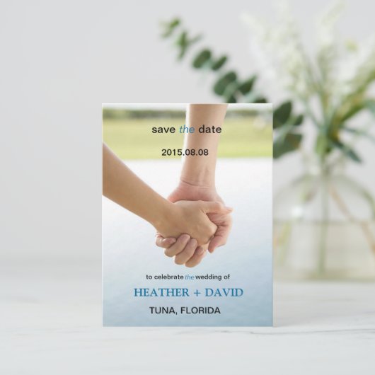 Handen vasthouden L De datum opslaan Foto Briefkaa Aankondigingskaart (Staand voorkant)