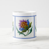 Handgeborduurde lichte bloem grote koffiekop (Voorkant)