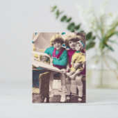 Handgekleurde kleine meisjes die  lezen briefkaart (Staand voorkant)