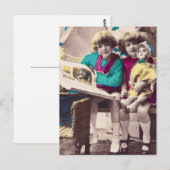 Handgekleurde kleine meisjes die  lezen briefkaart (Voorkant / Achterkant)