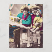 Handgekleurde kleine meisjes die  lezen briefkaart (Voorkant)