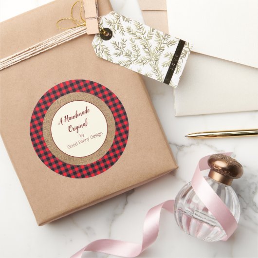 Handgemaakt door jou rode buffelplaid en jute ronde sticker (Geschenken)